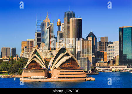 Sydney Sehenswürdigkeiten und Hochhaus-Türme über Hafen an einem sonnigen Tag - moderne Architektur der Büro- und Gebäude. Stockfoto
