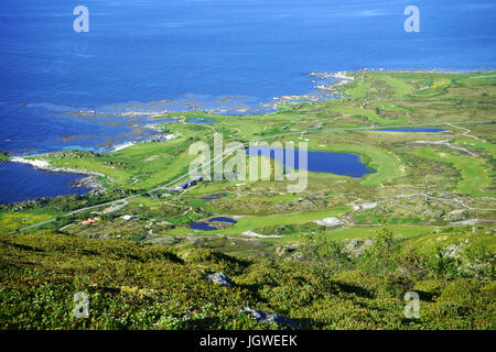 Golfplatz Lofoten Links gesehen von Hoven Hügel auf Insel Gimsoya zwischen Hov und Saupstad, Lofoten, Norwegen Stockfoto