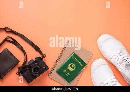 Sommer Reisen Konzept. Reisezubehör auf orangem Hintergrund. Stockfoto