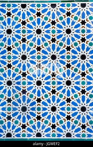 Geometrischen Mosaik aus glasierten Kacheln genannt Alicatados an der Wand in den Patio de Las Huasaco (Hof der Jungfrauen) im Palacio Mudéjar (Mudéjar-Palast) aus dem 14. Jahrhundert in der Real Alcázar de Sevilla in Sevilla, Andalusien, Spanien. Stockfoto