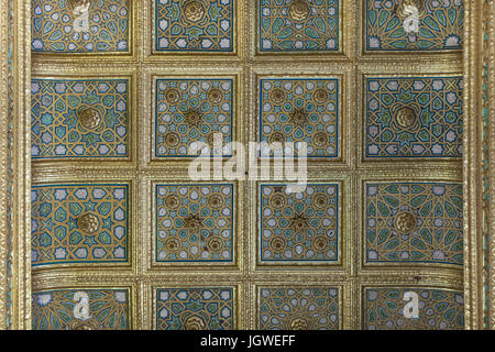 Kassettendecke im Cuarto del Príncipe (Schlafzimmer des Fürsten) im Palacio Mudéjar (Mudéjar-Palast) aus dem 14. Jahrhundert in der Real Alcázar de Sevilla in Sevilla, Andalusien, Spanien. Stockfoto