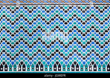 Geometrischen Mosaik aus glasierten Kacheln genannt Alicatados an der Wand in den Patio de Las Huasaco (Hof der Jungfrauen) im Palacio Mudéjar (Mudéjar-Palast) aus dem 14. Jahrhundert in der Real Alcázar de Sevilla in Sevilla, Andalusien, Spanien. Stockfoto