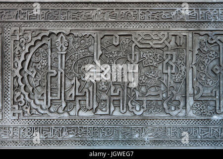 Arabesque Dekoration in Vestibulo (Eingangshalle) im Palacio Mudéjar (Mudéjar-Palast) aus dem 14. Jahrhundert in der Real Alcázar de Sevilla in Sevilla, Andalusien, Spanien. Stockfoto