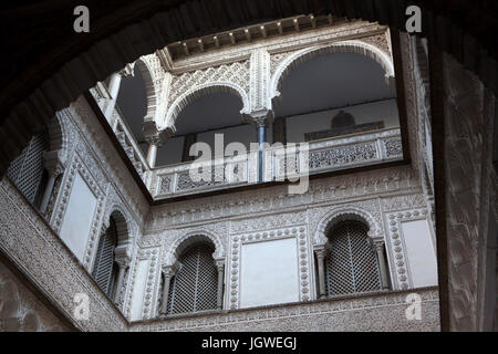 Patio de Las Muñecas (Hof der Puppen) im Palacio Mudéjar (Mudéjar-Palast) aus dem 14. Jahrhundert in der Real Alcázar de Sevilla in Sevilla, Andalusien, Spanien. Stockfoto