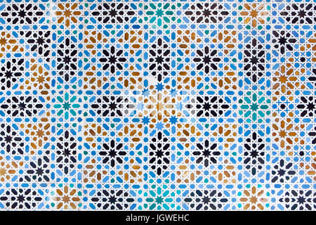 Geometrischen Mosaik aus glasierten Kacheln genannt Alicatados an der Wand in den Patio de Las Huasaco (Hof der Jungfrauen) im Palacio Mudéjar (Mudéjar-Palast) aus dem 14. Jahrhundert in der Real Alcázar de Sevilla in Sevilla, Andalusien, Spanien. Stockfoto