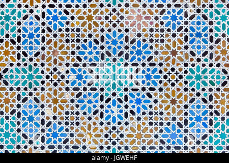 Geometrischen Mosaik aus glasierten Kacheln genannt Alicatados an der Wand in den Patio de Las Huasaco (Hof der Jungfrauen) im Palacio Mudéjar (Mudéjar-Palast) aus dem 14. Jahrhundert in der Real Alcázar de Sevilla in Sevilla, Andalusien, Spanien. Stockfoto