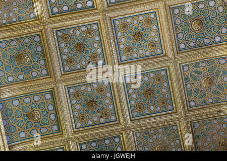 Kassettendecke im Cuarto del Príncipe (Schlafzimmer des Fürsten) im Palacio Mudéjar (Mudéjar-Palast) aus dem 14. Jahrhundert in der Real Alcázar de Sevilla in Sevilla, Andalusien, Spanien. Stockfoto