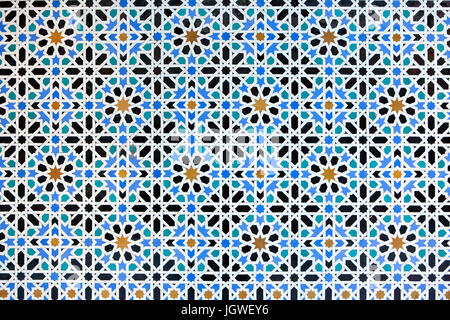 Geometrischen Mosaik aus glasierten Kacheln genannt Alicatados an der Wand in den Patio de Las Huasaco (Hof der Jungfrauen) im Palacio Mudéjar (Mudéjar-Palast) aus dem 14. Jahrhundert in der Real Alcázar de Sevilla in Sevilla, Andalusien, Spanien. Stockfoto