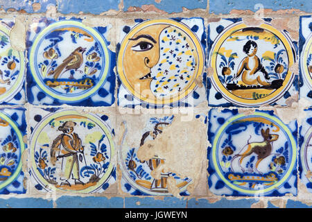 Halbmond dargestellt in der spanischen Zinn glasiert bemalte Fliesen Azulejos aus dem 16. Jahrhundert im Jardin de Las Flores (Garten der Blumen) genannt, in der Real Alcázar de Sevilla in Sevilla, Andalusien, Spanien. Stockfoto