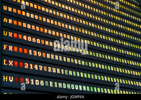 Abflug und Ankunft der Flugzeuge Informationstafel im Flughafenterminal Stockfoto