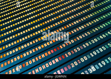 Abflug und Ankunft der Flugzeuge Informationstafel im Flughafenterminal Stockfoto