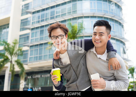 Beste Freunde. Zwei Jungs umarmen und zu Fuß in die Stadt. Stockfoto