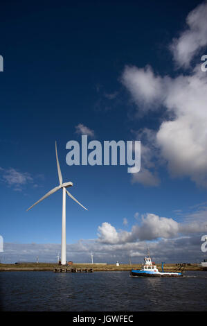 Blyth Endeavour Schlepper Boot vorbei wind Turbine, Blyth Harbour, Northumberland Stockfoto