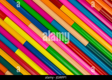 Sammlung von Farbstiften in einem diagonalen Muster als Hintergrundbild Stockfoto