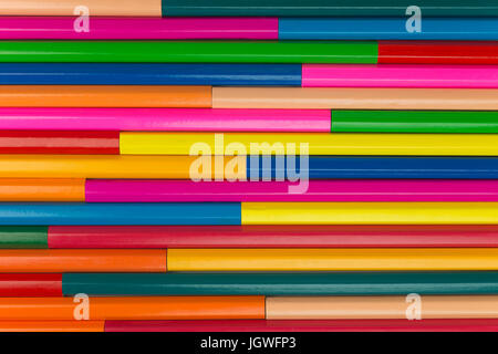 Sammlung von Farbstiften in eine horizontale Linienmuster als Hintergrundbild Stockfoto