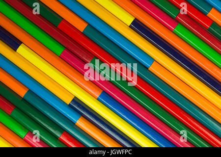 Sammlung von Farbstiften in eine Diagonale Komplementärfarben als Hintergrundbild einrichten Stockfoto