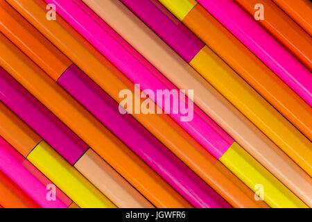 Sammlung von rose orange Stifte in einem diagonalen Muster als Hintergrundbild Stockfoto