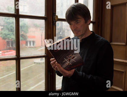 Donnerstag 29. Juni 2017: Ian Rankin im Writers Museum mit einer Kopie seines ersten Buches, Knoten und Kreuze. In die Reihen der Stevenson, Sir Walter Scott und Robert Burns; Autor Ian Rankin wird in einer neuen Ausstellung im Edinburghs Writers' Museum gefeiert.  Eine seltene Auswahl an persönliche Gegenstände, Handschriften und Bilder von der Bestseller-Autorin wird in einer neuen Ausstellung zum 30. Jubiläum von seiner geliebten super Sleuth, Detective Inspector Rebus angezeigt.  Rebus30, co-kuratierte zwischen dem Autor und dem Museum, untersucht die Beziehung zwischen Rang Stockfoto