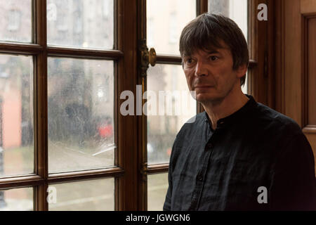 Donnerstag 29. Juni 2017: Ian Rankin im Writers Museum mit einer Kopie seines ersten Buches, Knoten und Kreuze. In die Reihen der Stevenson, Sir Walter Scott und Robert Burns; Autor Ian Rankin wird in einer neuen Ausstellung im Edinburghs Writers' Museum gefeiert.  Eine seltene Auswahl an persönliche Gegenstände, Handschriften und Bilder von der Bestseller-Autorin wird in einer neuen Ausstellung zum 30. Jubiläum von seiner geliebten super Sleuth, Detective Inspector Rebus angezeigt.  Rebus30, co-kuratierte zwischen dem Autor und dem Museum, untersucht die Beziehung zwischen Rang Stockfoto