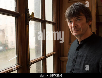 Donnerstag 29. Juni 2017: Ian Rankin im Writers Museum mit einer Kopie seines ersten Buches, Knoten und Kreuze.  In die Reihen der Stevenson, Sir Walter Scott und Robert Burns; Autor Ian Rankin wird in einer neuen Ausstellung im Museum EdinburghÕs WritersÕ gefeiert.  Eine seltene Auswahl an persönliche Gegenstände, Handschriften und Bilder von der Bestseller-Autorin wird in einer neuen Ausstellung zum 30. Jubiläum von seiner geliebten super Sleuth, Detective Inspector Rebus angezeigt.  Rebus30, co-kuratierte zwischen dem Autor und dem Museum, untersucht das Verhältnis von Ran Stockfoto