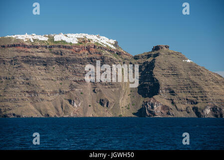 Dorf Imerovigli und Skaros Rock gesehen von der Ägäis entfernt auf der Insel Santorini, Griechenland Stockfoto