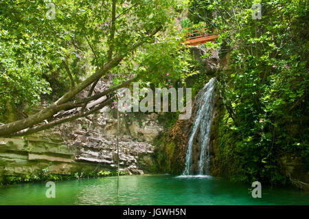 Adonis-Bäder-Wasserfall mit Seilspringen, Zypern Stockfoto