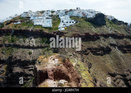 Imerovigli Dorf gesehen von Sakros Rock, Santorini, Griechenland Stockfoto