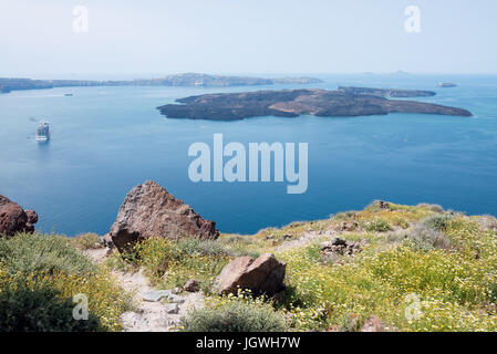 Vulkanische Insel Nea Kameni gesehen von Skaros Rock on Santorini, Griechenland Stockfoto