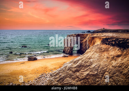 Spektakuläre natürliche Felsen und Stein arch Arche de Port Blanc und wunderschönen berühmten Küste, Bretagne (Bretagne), Frankreich, Europa Stockfoto