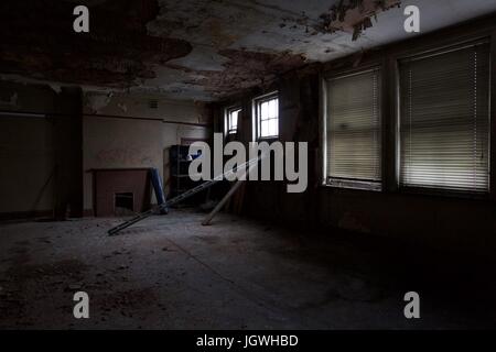 Grunge-Zimmer in einem alten, dunklen, verlassenen Gebäude Stockfoto