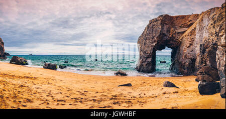 Spektakuläre natürliche Felsen und Stein arch Arche de Port Blanc und wunderschönen berühmten Küste, Bretagne (Bretagne), Frankreich, Europa Stockfoto