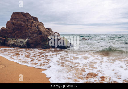 Spektakuläre natürliche Felsen und Stein arch Arche de Port Blanc und wunderschönen berühmten Küste, Bretagne (Bretagne), Frankreich, Europa Stockfoto