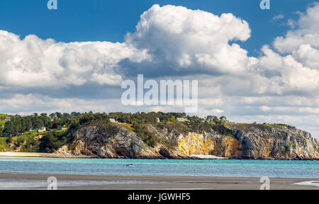 Wunderschöne Gegend von Morgat mit dem Sand Strand und Felsküste, Finistere, Bretagne (Bretagne), Frankreich. Stockfoto