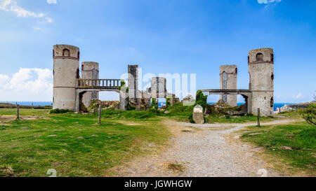 Ruinen von Manoir de Coecilian des französischen Dichters Saint-Pol-Roux / Paul-Pierre Roux in Camaret-Sur-Mer, Bretagne, Frankreich Stockfoto