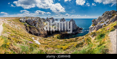 Felsige Küstenlandschaft rund um Pointe de Pen-Hir in der Bretagne, Frankreich Stockfoto