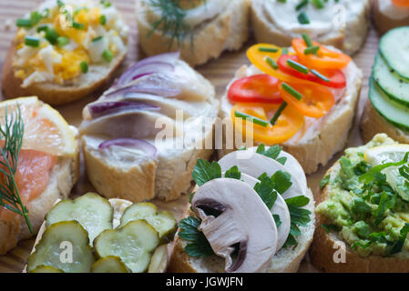 gesunde kleine Sandwiches auf Holztisch Stockfoto