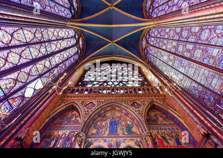 Die Sainte-Chapelle ist eine königliche Kapelle im gotischen Stil, innerhalb der mittelalterlichen Palais De La Cité, die Residenz der französischen Könige bis zum 14. Stockfoto