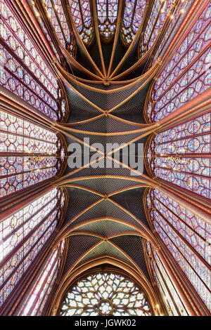 Die Sainte-Chapelle ist eine königliche Kapelle im gotischen Stil, innerhalb der mittelalterlichen Palais De La Cité, die Residenz der französischen Könige bis zum 14. Stockfoto