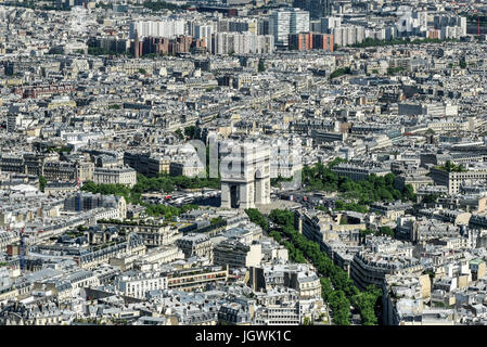 Blick auf den Arc de Triomph in Paris, Frankreich im Sommer. Stockfoto