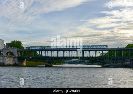 Trainieren Sie, vorbei am berühmten Pont de Bir-Hakeim-Brücke über den Fluss Seine in Paris, Frankreich Stockfoto