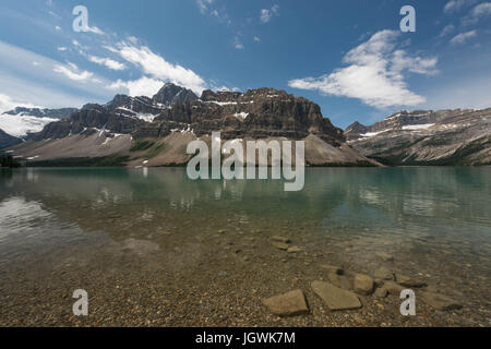 Sonniger Tag am Bow Lake, Banff Nationalpark, Kanada Stockfoto
