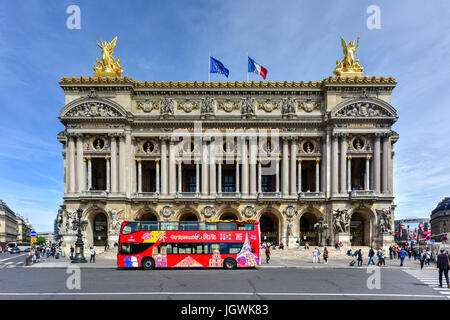 Paris, Frankreich - 15. Mai 2017: Palais oder Opera Garnier & The National Academy of Music in der Abenddämmerung in Paris, Frankreich. Es ist ein 1979-Sitz Oper Haus, welche w Stockfoto