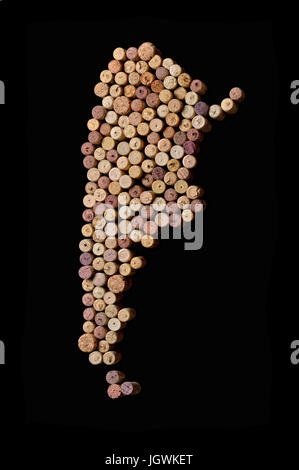 Weinerzeugende Länder - Karten aus Weinkorken. Karte von Argentinien auf schwarzem Hintergrund. Stockfoto