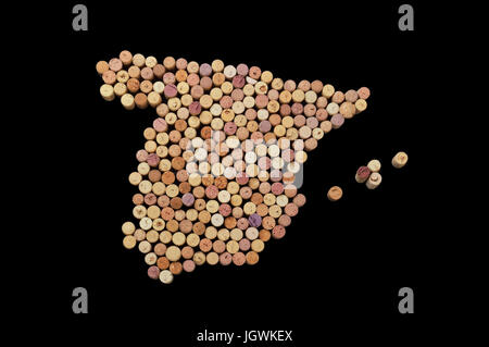 Weinerzeugende Länder - Karten aus Weinkorken. Karte von Spanien auf schwarzem Hintergrund. Clipping-Pfad enthalten. Stockfoto