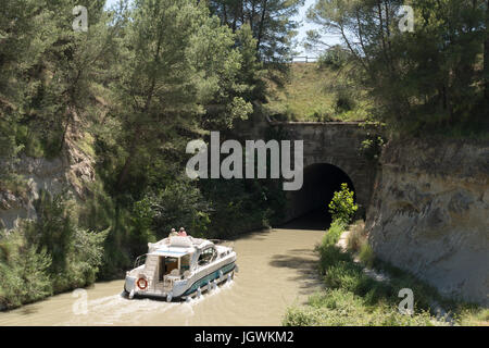 Ein Boot auf dem Canal du Midi Eingabe der Tunnel du Malpas, Hérault, Frankreich