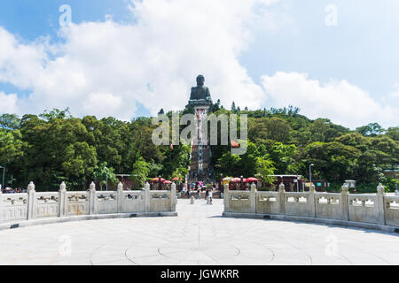 Hongkong, China - 11. Juni 2017: Tian Tan Buddha Po Lin Kloster ist der berühmte Ort auf Lantau Island. Viele Touristen, sightseeing und Aufnahme Stockfoto