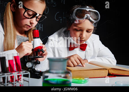 Arbeitende Kinder im Labor Stockfoto
