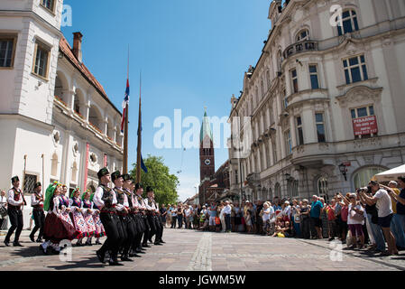 Trakia Folk Dance Ensemble aus Plovdiv, Bulgarien, Auftritt beim 29. Folkart International CIOFF Folklore Festival, Sub Folklorefestival von Festival Lent, eines der größten Outdoor-Festivals in Europa. Folkart, Festival Lent, Maribor, Slowenien, 2017. Stockfoto