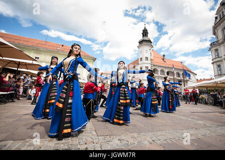 Tutarchela Choreographic Ensemble aus Zugdidi, Georgia, Auftritt beim 29. Folkart International CIOFF Folklore Festival, Sub Folklorefestival von Festival Lent, eines der größten Outdoor-Festivals in Europa. Folkart, Festival Lent, Maribor, Slowenien, 2017. Stockfoto