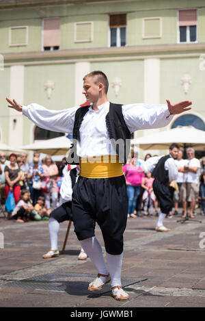 Matija Gubec Folklore-Ensemble aus Karlovac, Kroatien, Auftritt beim 29. Folkart International CIOFF Folklore Festival, Sub Folklorefestival von Festival Lent, eines der größten Outdoor-Festivals in Europa. Folkart, Festival Lent, Maribor, Slowenien, 2017. Stockfoto